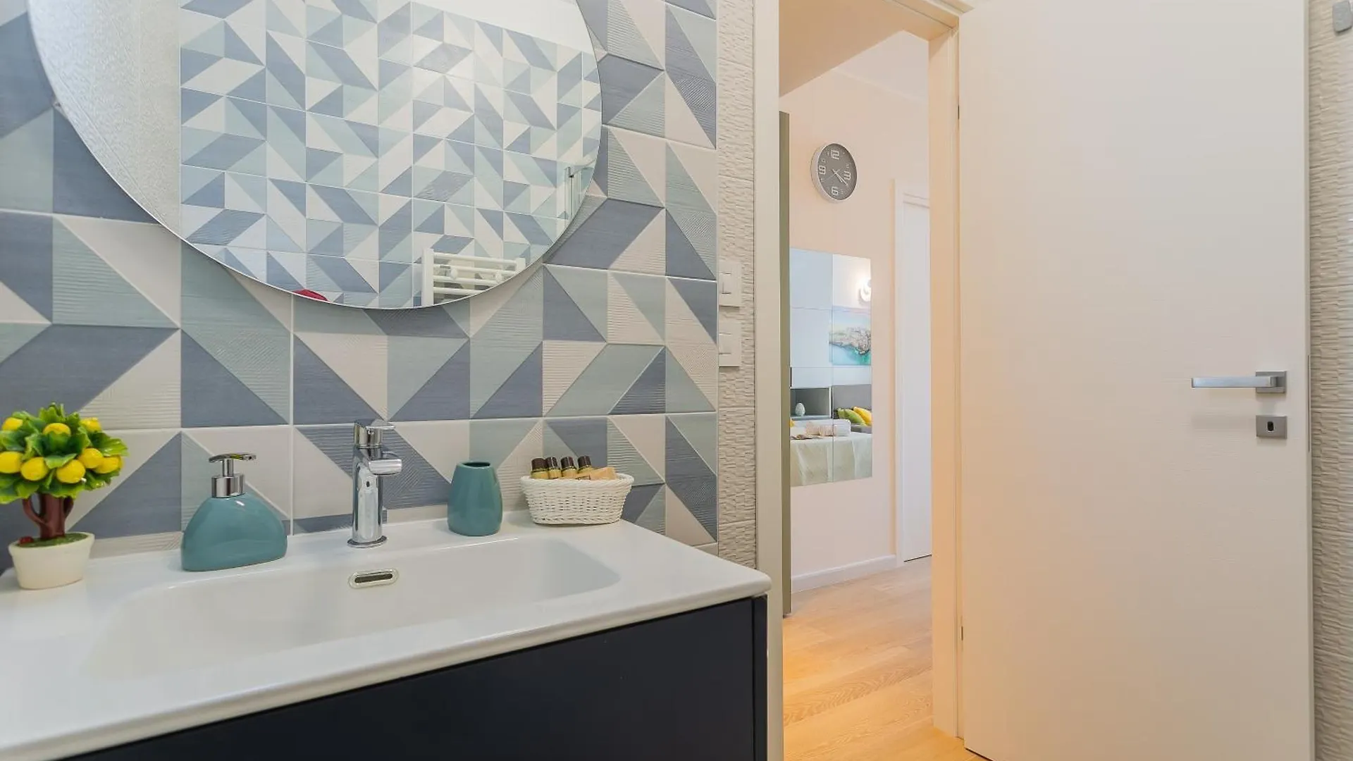Private Parking - Athena Suite Nel Cuore Di Bari Italy